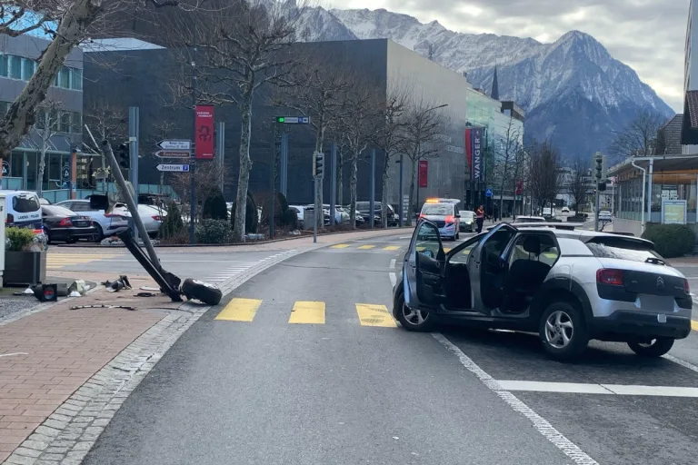 Vaduz FL – Frau kollidiert bei Selbstunfall mit Lichtsignalanlage