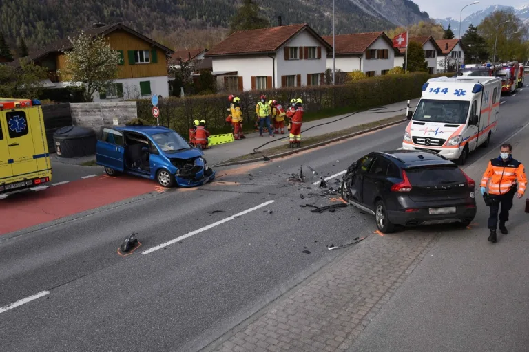 Heftiger Zusammenstoss in Domat/Ems GR - Zwei Verletzte bei frontal-seitlicher Kollision