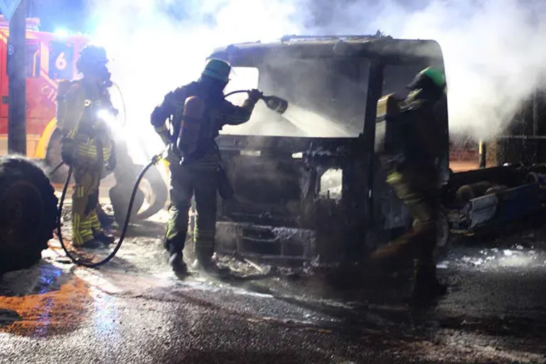 Duisburg - Kleinbus und Lkw brennen lichterloh