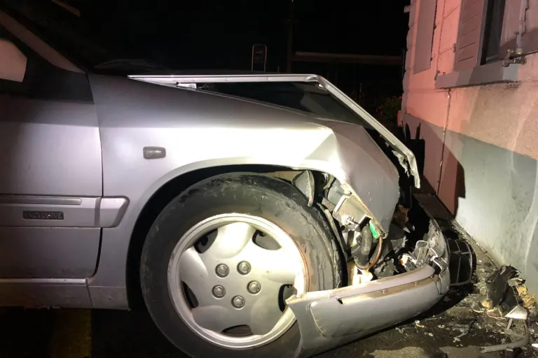 Netstal GL – Mit Auto frontal in Hauswand gekracht