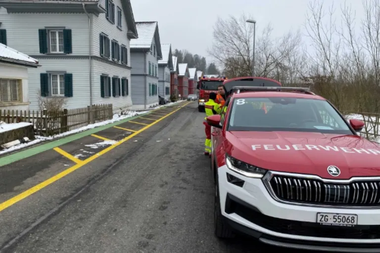 Baar ZG -  Flammen und Rauch im Bereich einer Steckdose