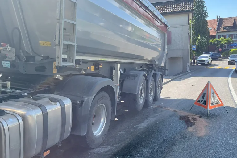 Fischbach-Göslikon AG – Lastwagen prallt bei Unfall gegen Haus