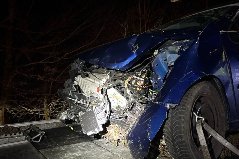 Erschwil SO – Auto rutscht bei Unfall in Böschung