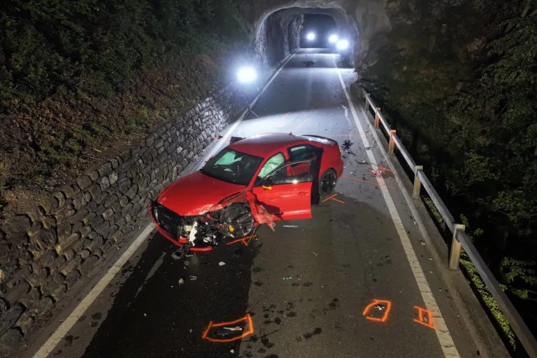 Unfall in Chur GR – Auto kollidiert mit Tunnelwänden