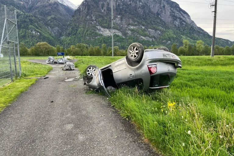 Selbstunfall in Weite SG - Nach dem Unfall entfernte sich der Fahrer von der Unfallstelle