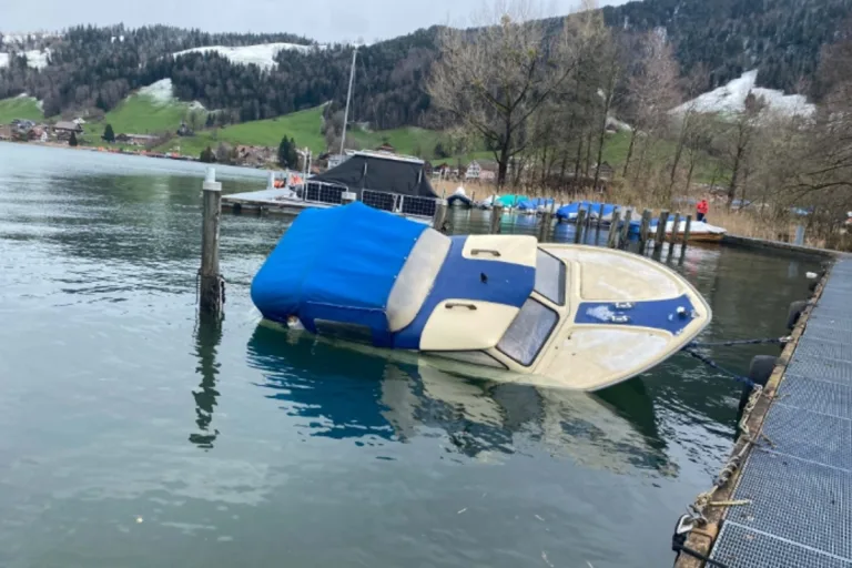 Oberägeri ZG - Boot im Hafen Morgarten gesunken