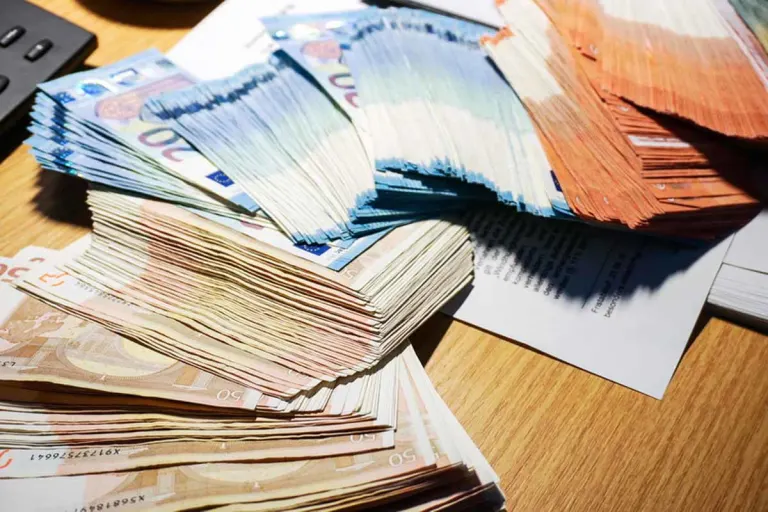Mittenwald - Bundespolizei stellt Bargeld sicher und vollstreckt Haftbefehl
