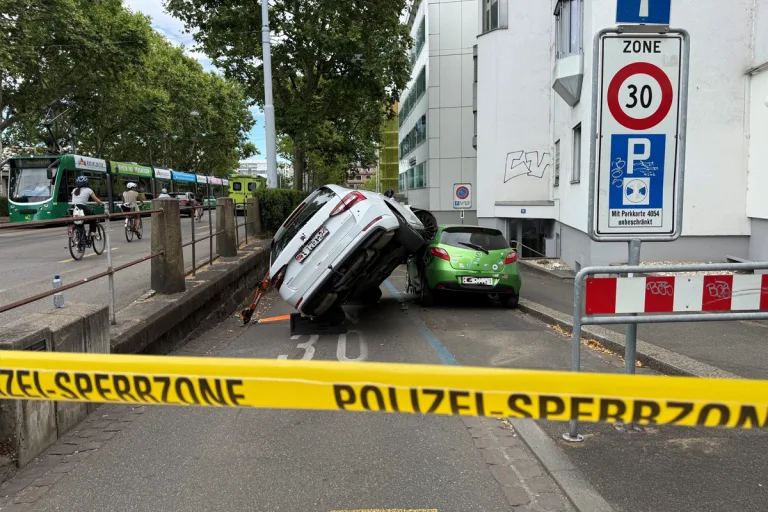 Basel – Auto kommt nach Unfall auf zwei Rädern zum Stillstand