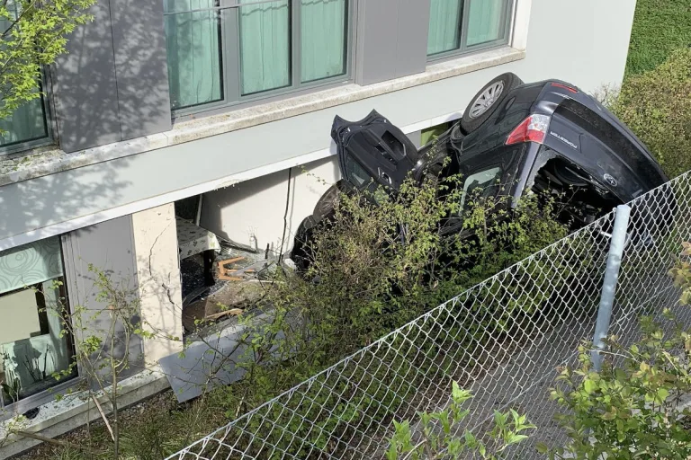 Uitikon Waldegg ZH – Auto in Hausfassade geprallt