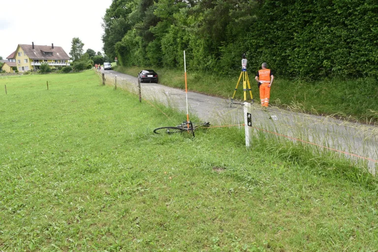 Rifferswil ZH – Velofahrer bei Verkehrsunfall schwer verletzt