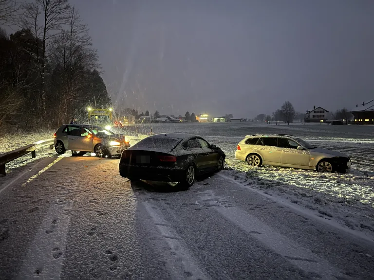 Kriessern SG – Frontalkollision zwischen 3 Fahrzeugen auf schneebedeckter Strasse