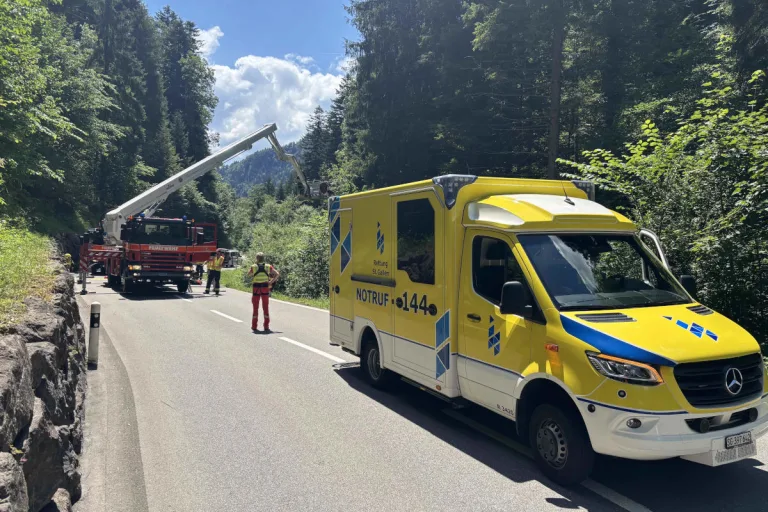 Unfall in Gähwil SG – Motorradfahrer stürzt in Murgbach
