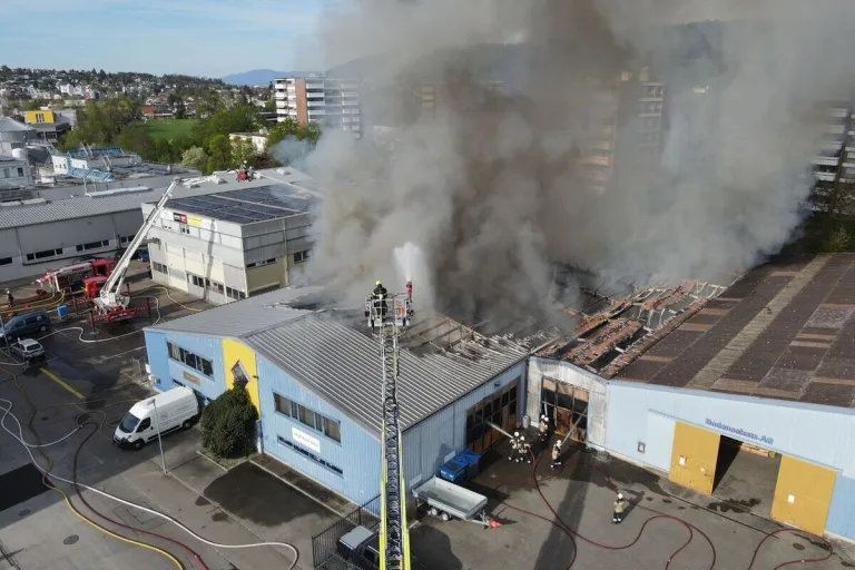 Therwil BL - Verkehrsbehinderungen wegen Brand