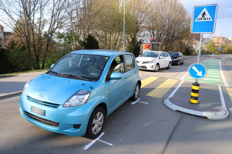 St. Gallen – Drei Autos nach heftiger Kollision beschädigt