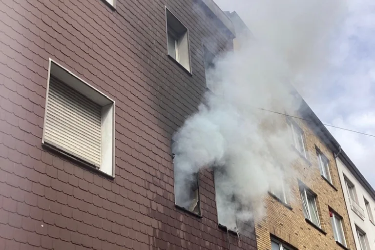 Oberhausen NW – Brand von Zimmer greift auf Fassade über