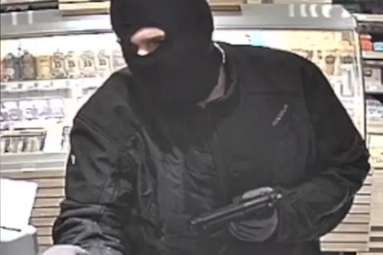 Wien – Fahndung nach bewaffnetem Raubüberfall auf Tankstellen