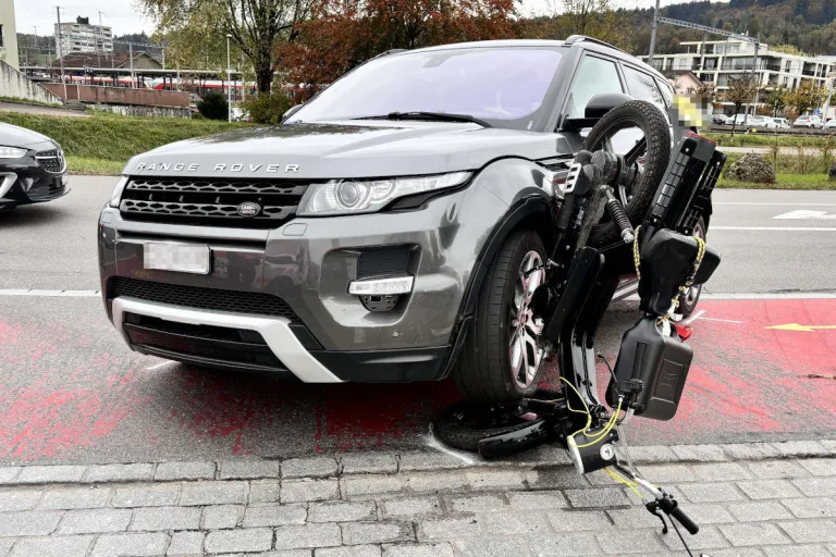 Uznach SG – Autofahrer kollidiert mit Mofa