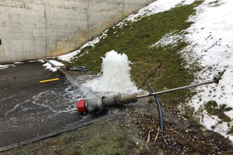 St. Gallen - Lenkerin fährt Hydranten um