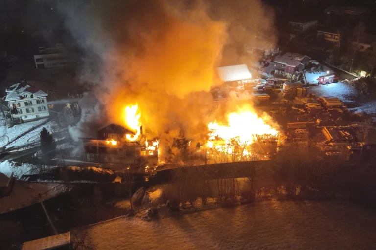  Neu St. Johann SG - Grossbrand zerstört Sägerei - Löscharbeiten dauern an