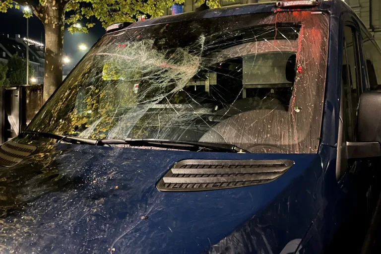 Unbewilligte Kundgebung in Bern eskaliert – 18 Polizisten verletzt, Millionenschaden
