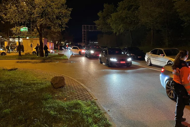 Kemptthal ZH - Autofans auf Rastplatz von Polizei kontrolliert