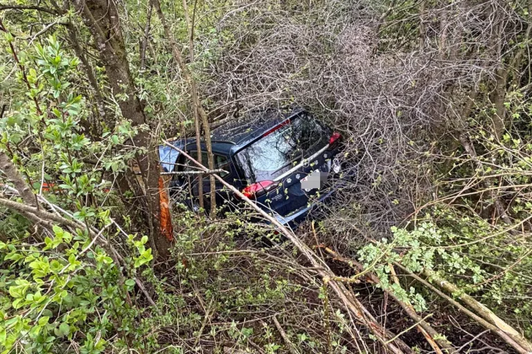 Unfall in Zeihen AG – Seniorin landet mit Auto in Bachbett