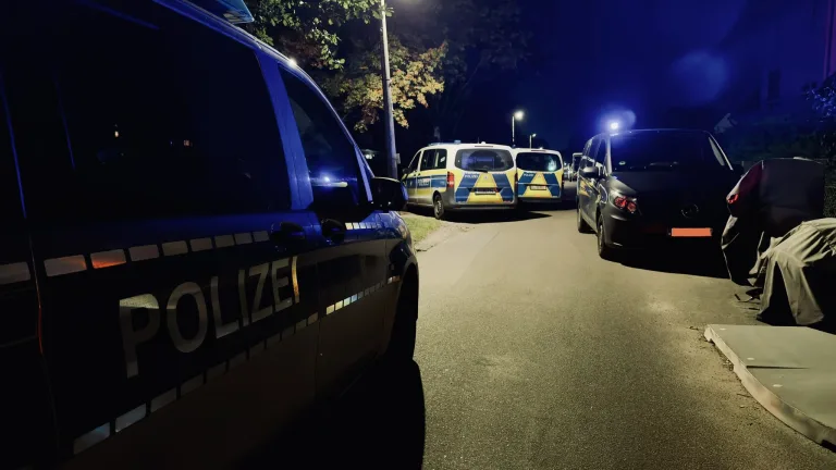 Berlin – Zwei Männer nach Schüssen von Motorroller verletzt