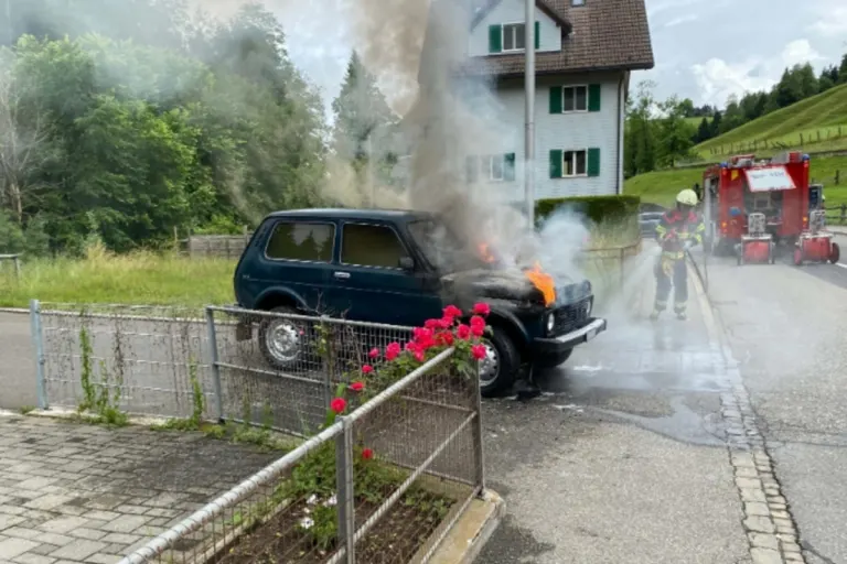 Neuägeri ZG - Auto beim Neustart des Motors in Brand geraten