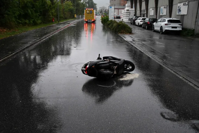 Chur GR - Rollerfahrer nach Unfall verletzt