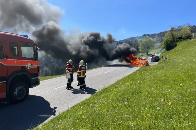  Altstätten SG - Fahrzeug gerät in Vollbrand