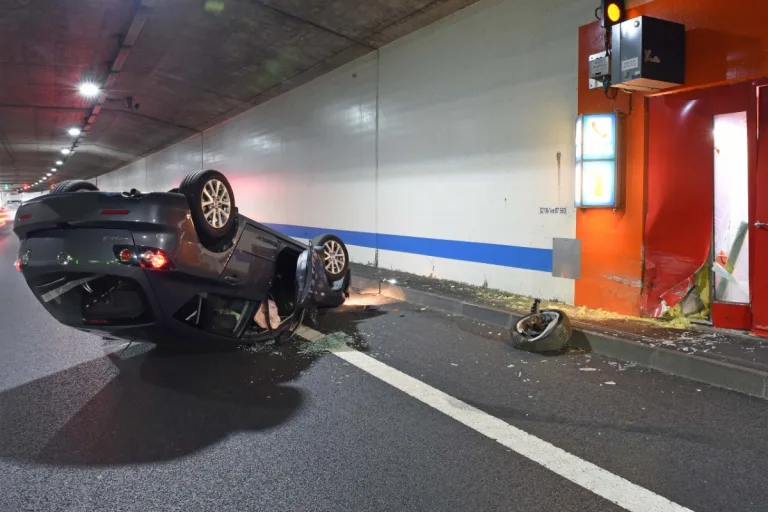 Kriens LU - Auto liegt nach Unfall im Tunnel Schlund auf dem Dach