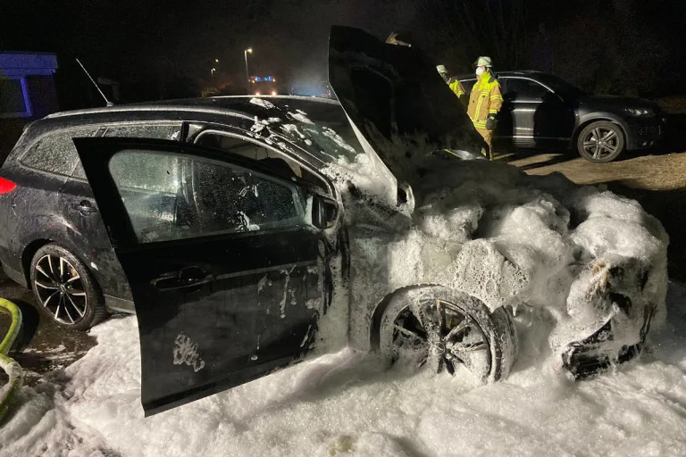 Stade – Wieder fünf Autos durch Brandstiftungen zum Teil vollständig zerstört