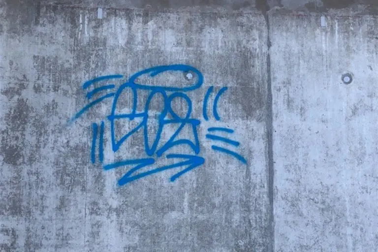 Vandalismus in Arosa GR – Sachbeschädigungen durch Sprayereien