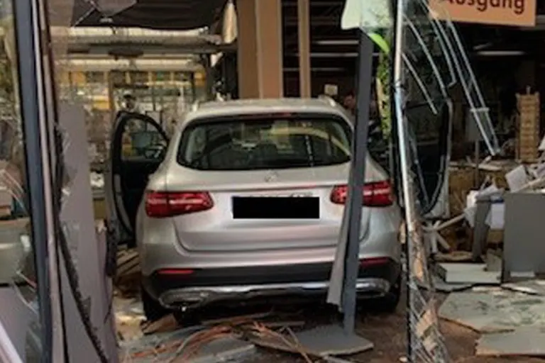 Unfall in Ratingen NW – Auto fährt in Geschäft