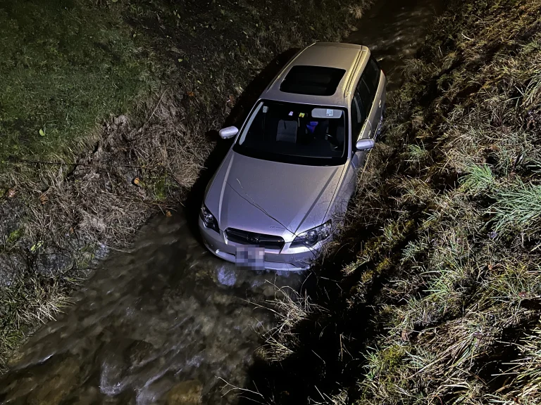 Grabs SG: Mit Auto im Bach gelandet – Fahrer fahrunfähig