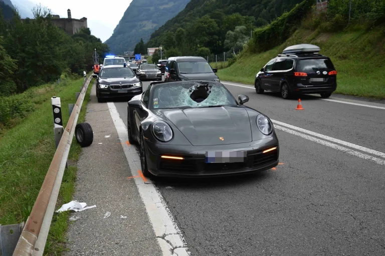 Mesocco GR - Rad löst sich von Anhängerzug und kollidiert mit Auto