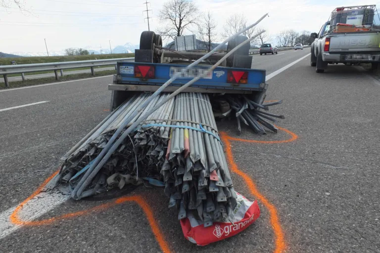 A13 Kriessern SG – Mit Anhänger verunfallt