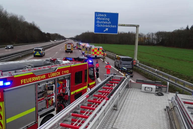 A1 Lübeck – Drei Verletzte nach Unfall von Lkw im Stau