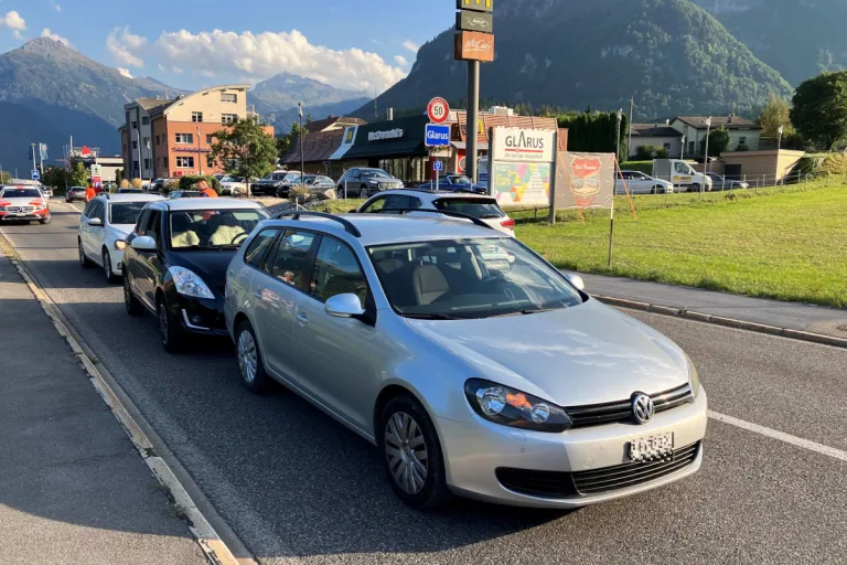 Stadt Glarus – 25-Jähriger kracht in zwei Fahrzeuge