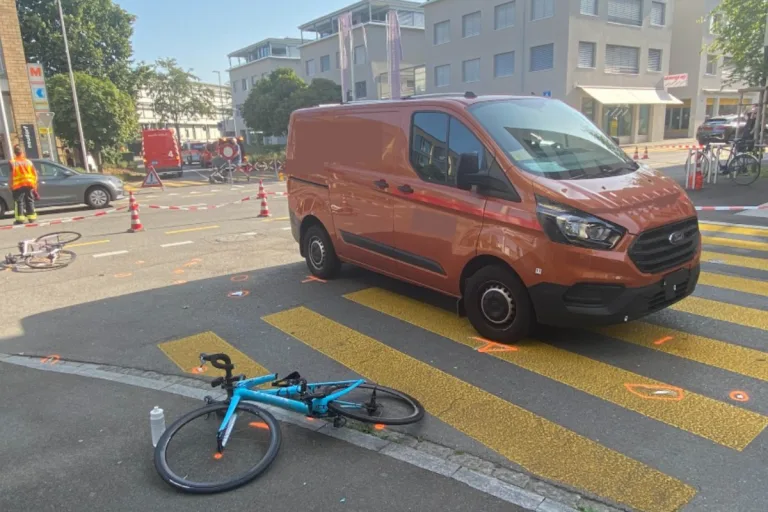 Schwerer Unfall in Cham ZG - Lieferwagenfahrer (18) erfasst zwei Velofahrerinnen 