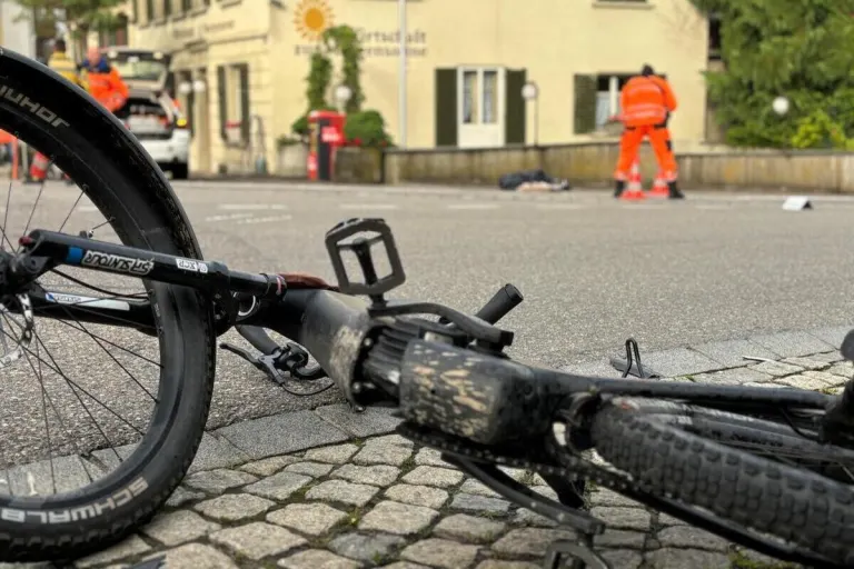 Trüllikon ZH - E-Bikerin bei Unfall schwer verletzt