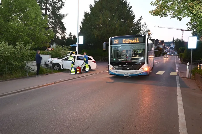 Wil SG - Lernfahrerin kollidiert mit Linienbus