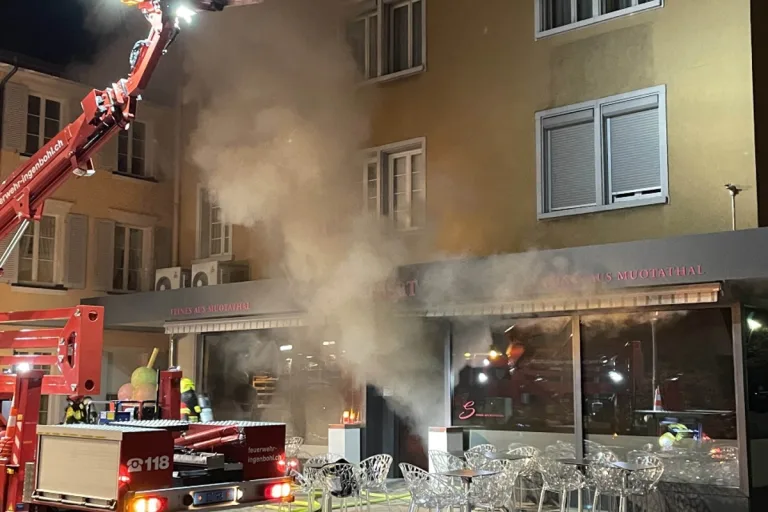 Feuer in Café / Conditorei in Brunnen an der Bahnhofstrasse ausgebrochen