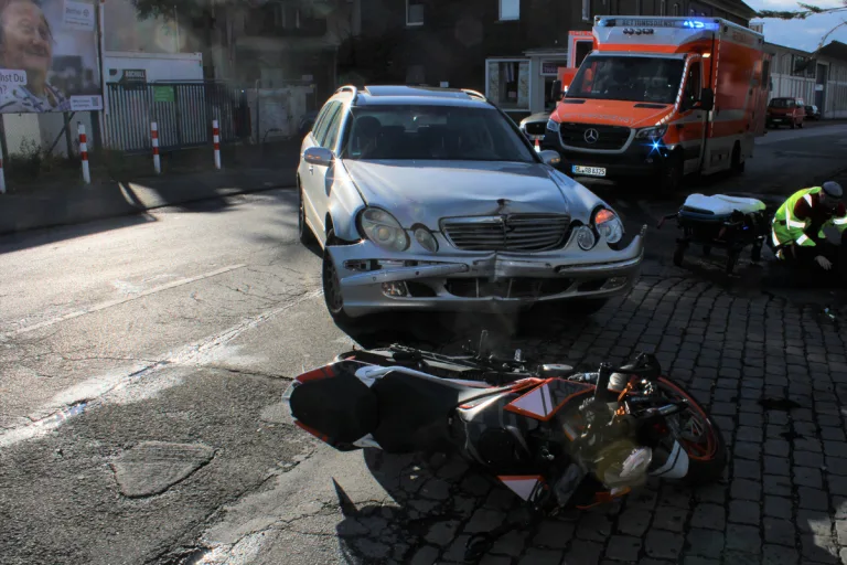 Leichlingen NW – Motorradfahrer bei Unfall mit Pkw schwer verletzt