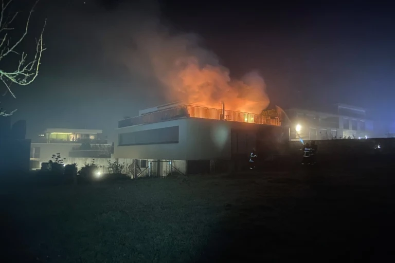 Risch-Rotkreuz ZG - Grosser Sachschaden nach Terrassenbrand