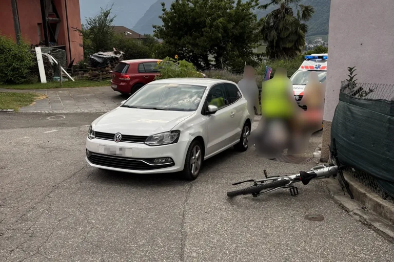 Roveredo GR – Autofahrer und Velofahrer kollidieren in enger Kurve