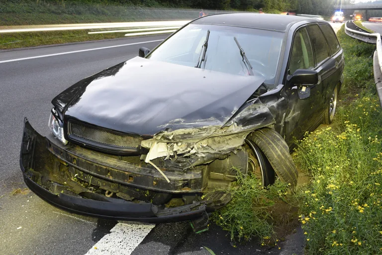 Sempach LU - Autofahrer verliert Kontrolle über PKW und prallt in Mittelleitplanke