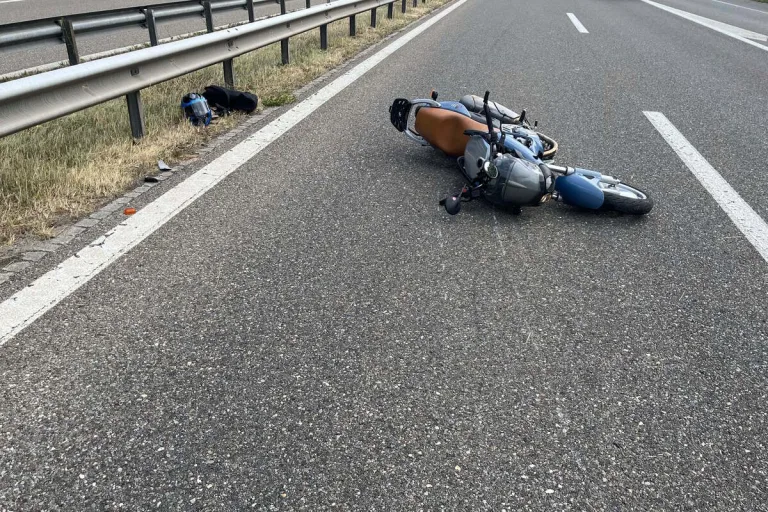 Unfall in Mörschwil SG - Motorradfahrerin verliert in einer Kurve die Kontrolle 