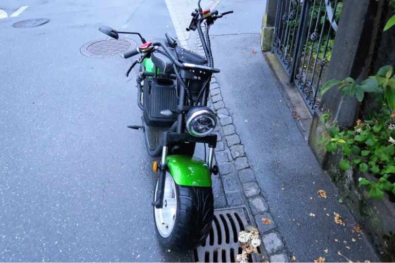 Niederurnen GL - 24-Jähriger Rollerfahrer nach Kollision mit Auto verletzt