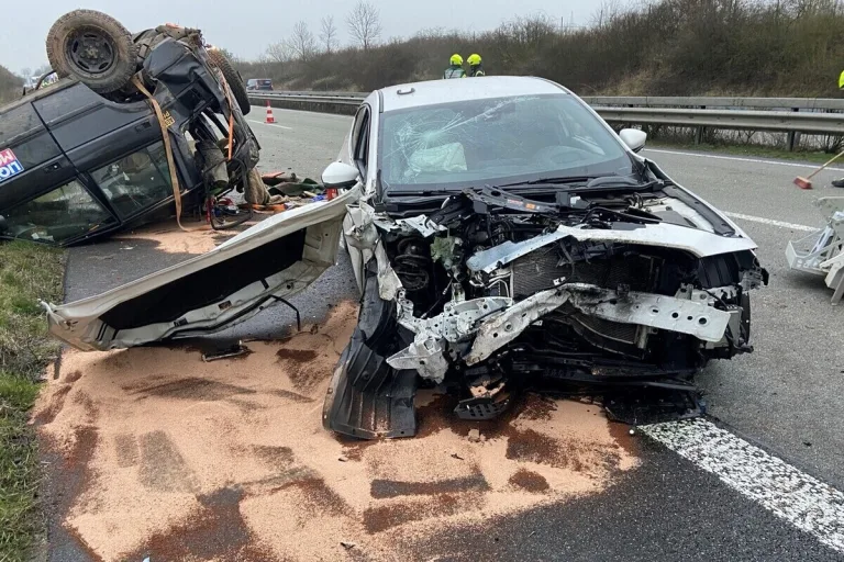 Börrstadt/A 63 RP - Land Rover überschlägt sich bei Unfall 